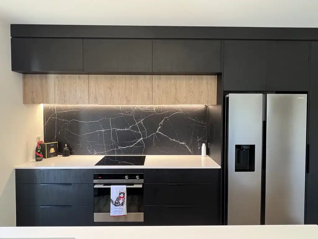 Black or White marble large format splashback Guthrie Bowron Whitianga